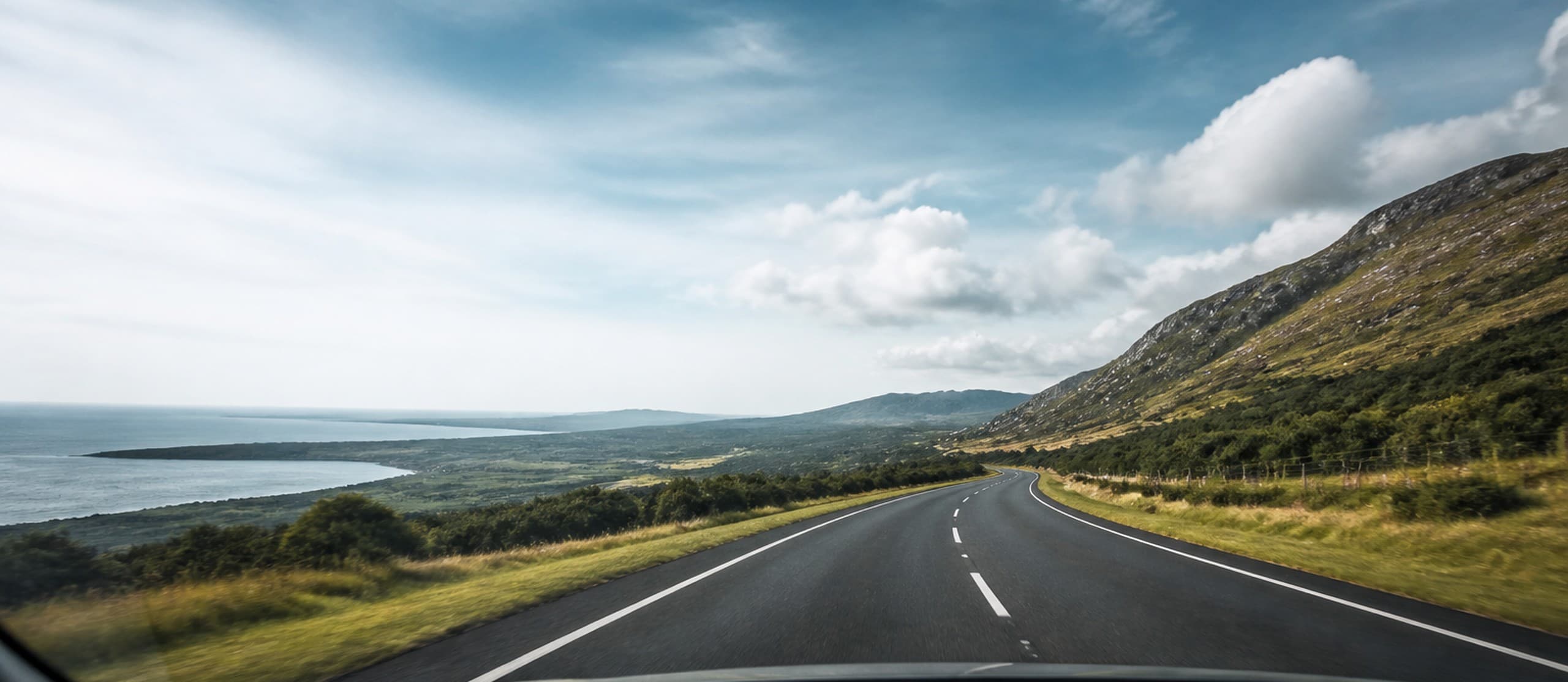 Blick aus dem Auto auf die Straße, wieder unterwegs