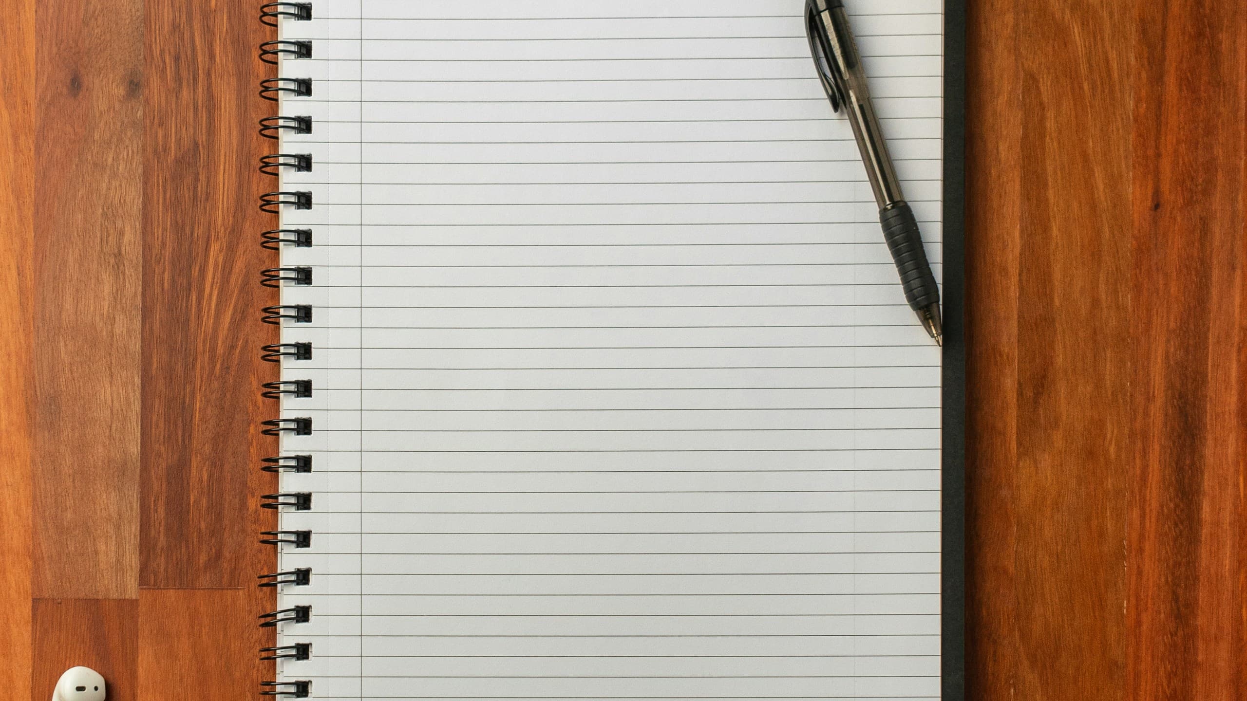 Offenes Notizbuch mit Stift auf dem Schreibtisch