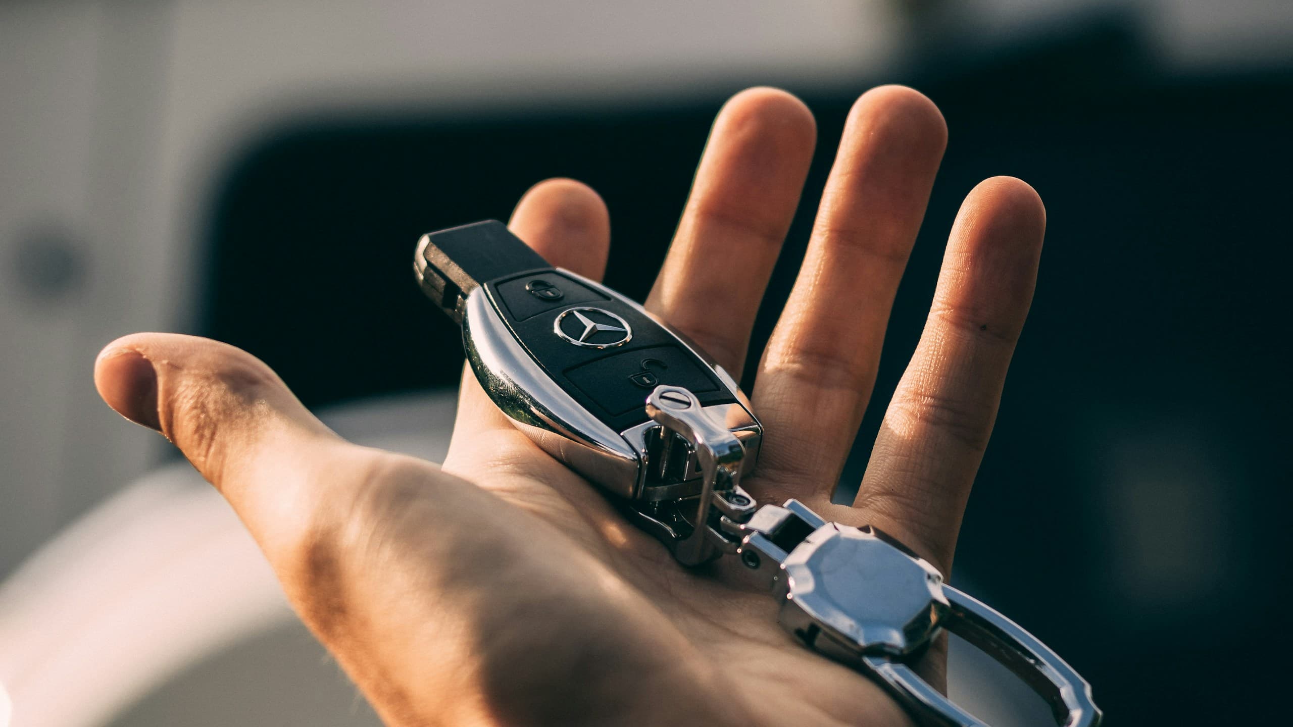 Autoschlüssel in der Hand, Symbol für den Weg zurück